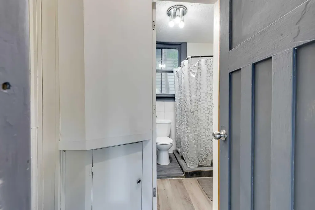 2906 17 Street SW Calgary AB T2T 4N5