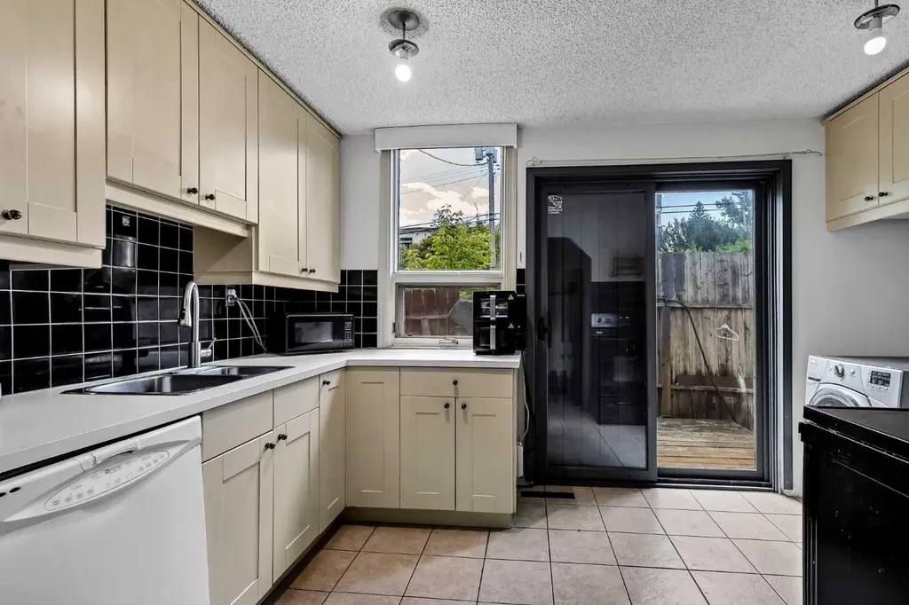 2906 17 Street SW Calgary AB T2T 4N5