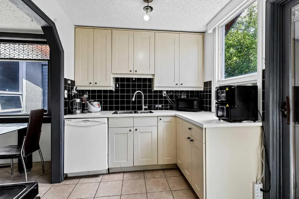 2906 17 Street SW Calgary AB T2T 4N5