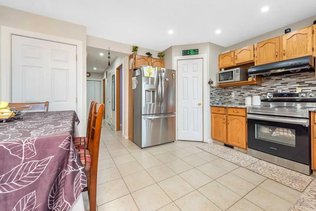 7820 Laguna Way NE Calgary AB T1Y 7G8
