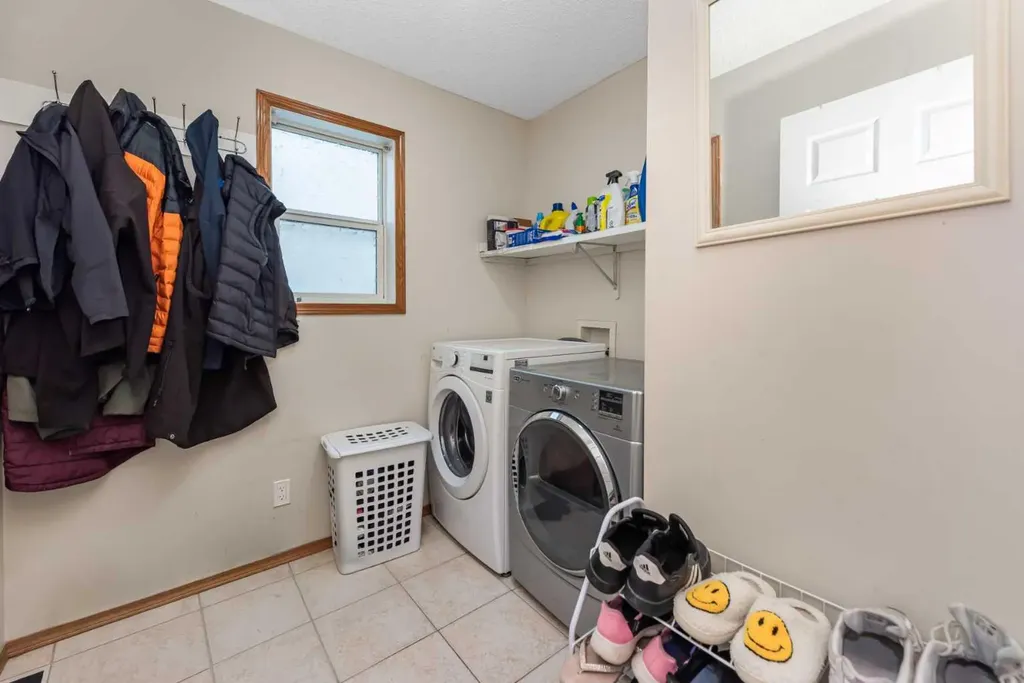 7820 Laguna Way NE Calgary AB T1Y 7G8