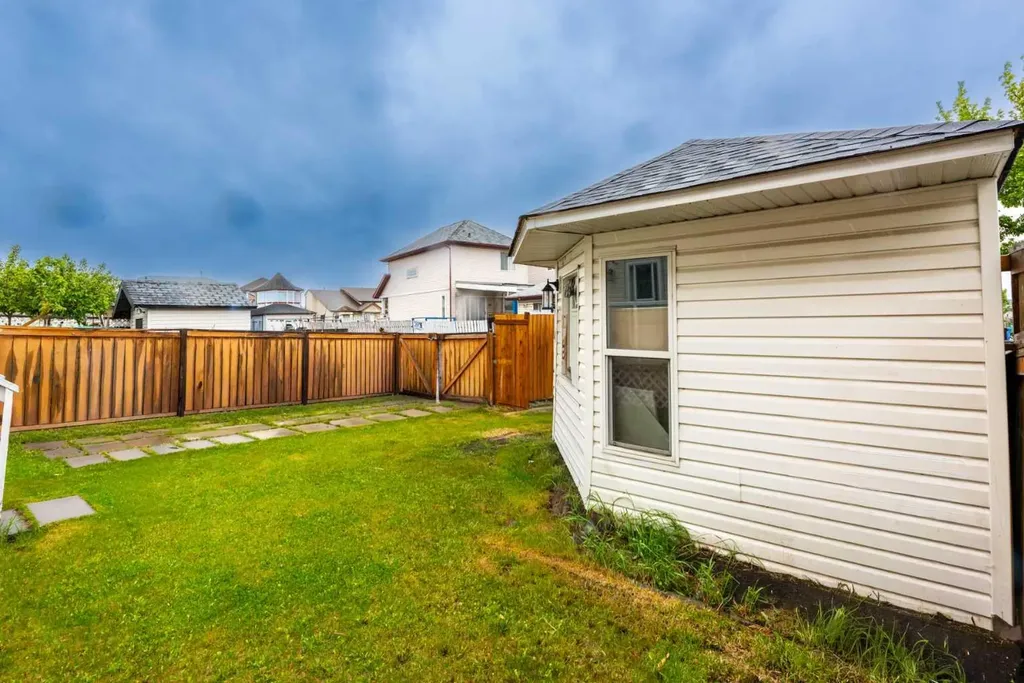 7820 Laguna Way NE Calgary AB T1Y 7G8