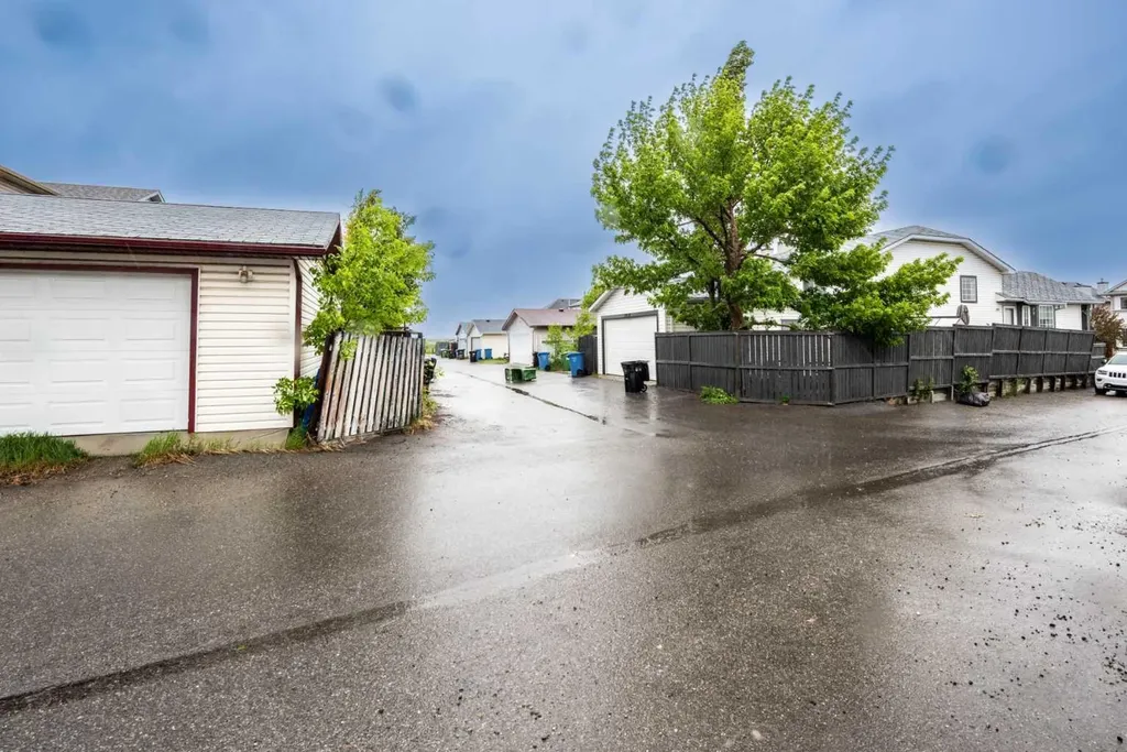 7820 Laguna Way NE Calgary AB T1Y 7G8