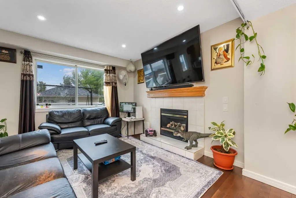 7820 Laguna Way NE Calgary AB T1Y 7G8