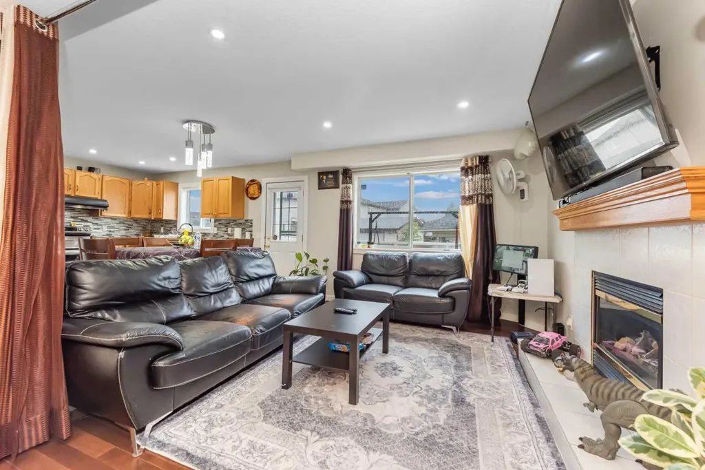 7820 Laguna Way NE Calgary AB T1Y 7G8