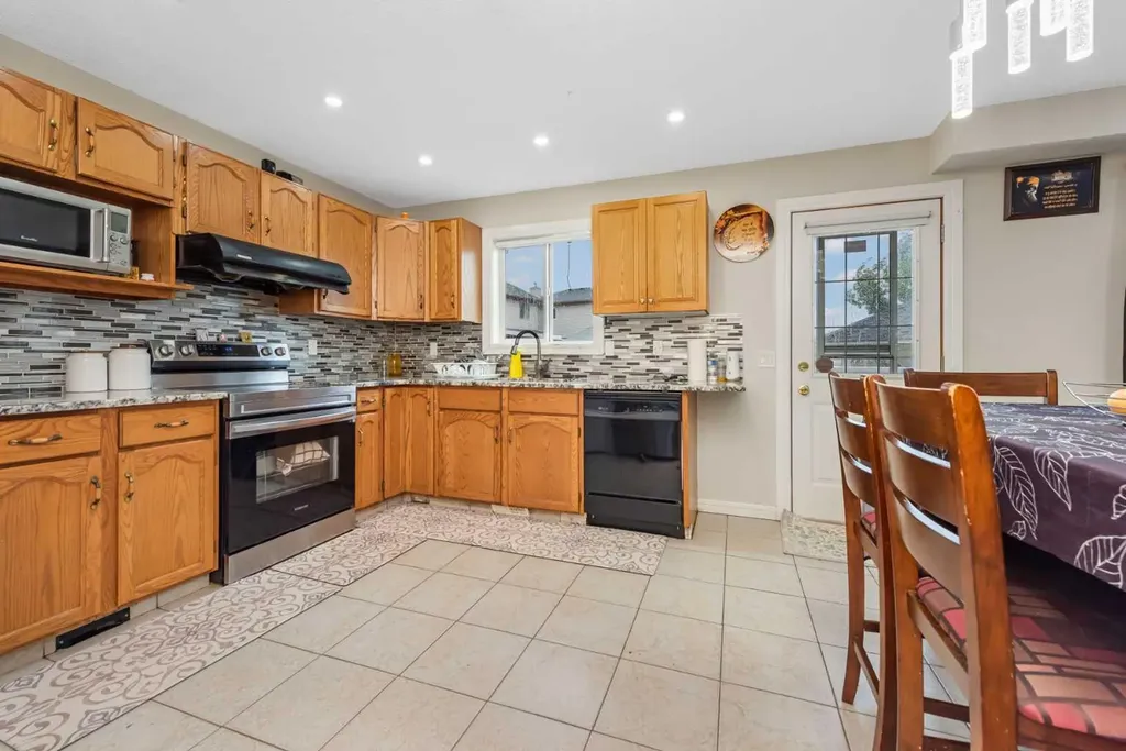 7820 Laguna Way NE Calgary AB T1Y 7G8