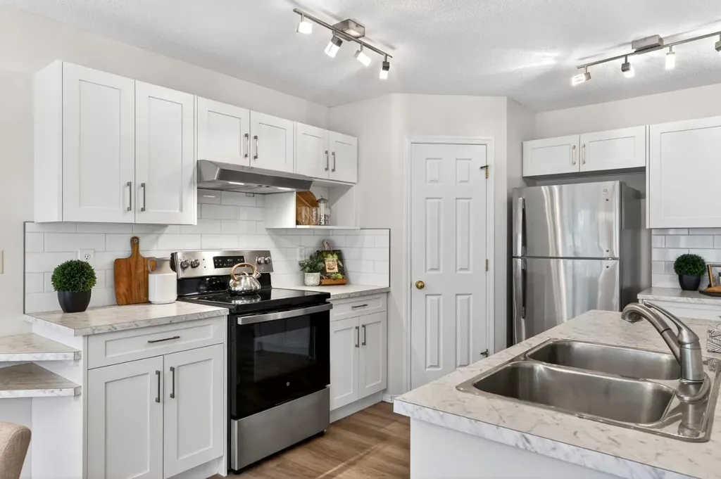 337 Citadel Drive NW Calgary AB T2G 4V9