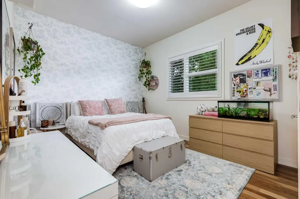 2330 7 Avenue NW Calgary AB T2N 1A2