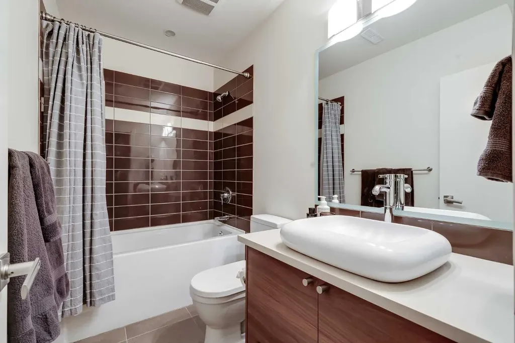 2330 7 Avenue NW Calgary AB T2N 1A2