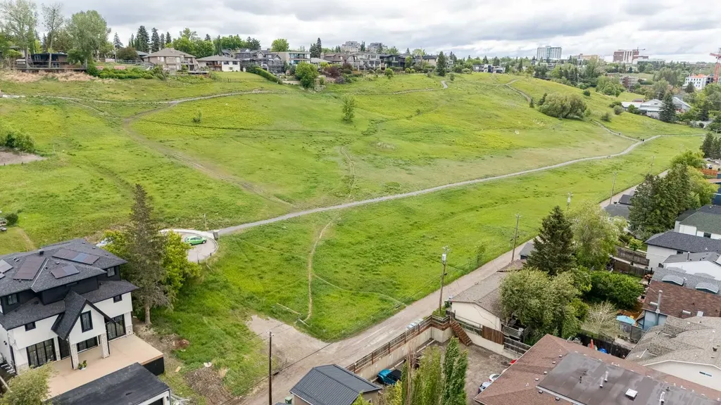 2330 7 Avenue NW Calgary AB T2N 1A2