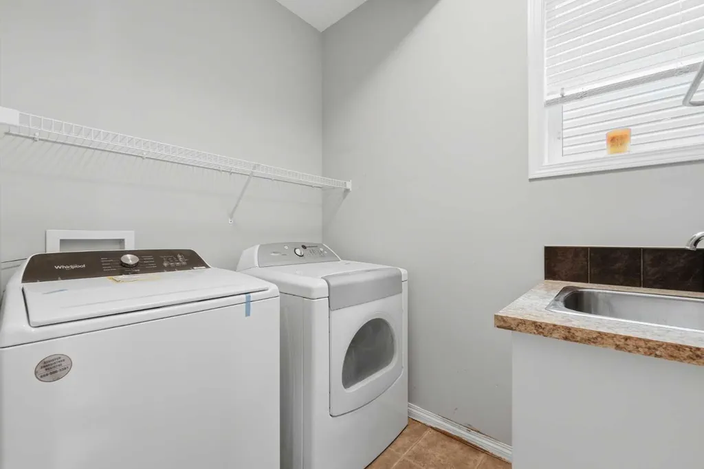 172 Sherwood Mews NW Calgary AB T3R 0G1