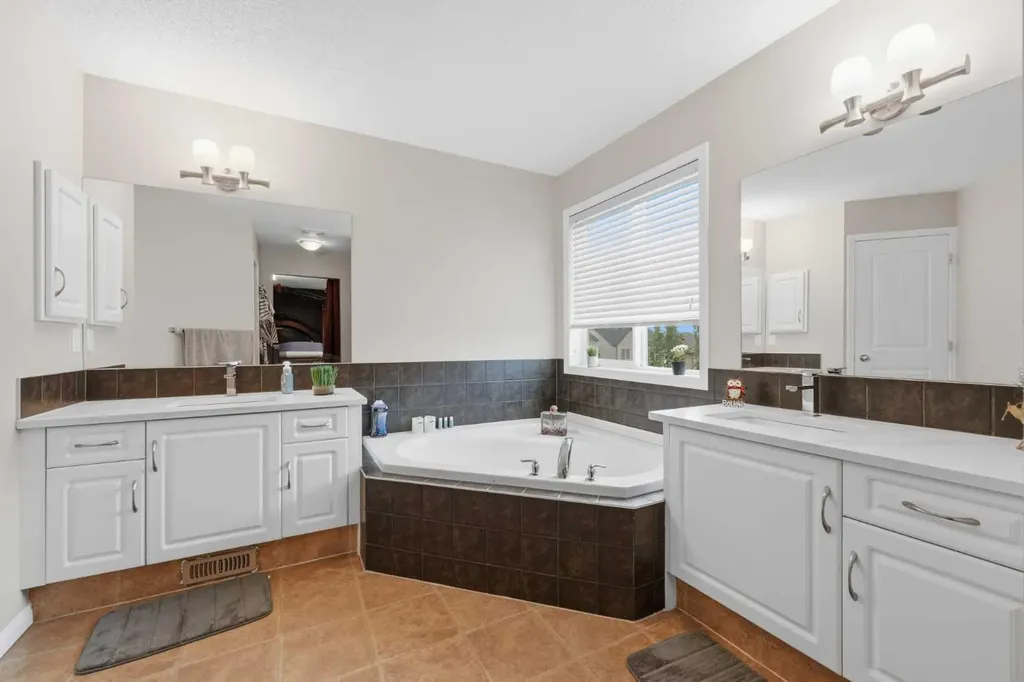 172 Sherwood Mews NW Calgary AB T3R 0G1