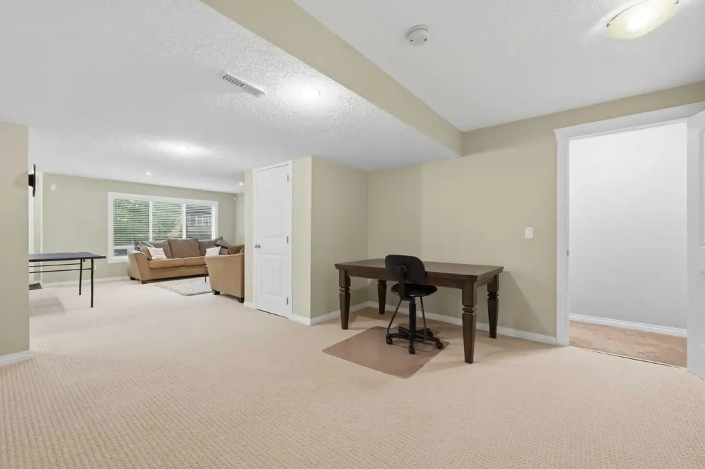 172 Sherwood Mews NW Calgary AB T3R 0G1
