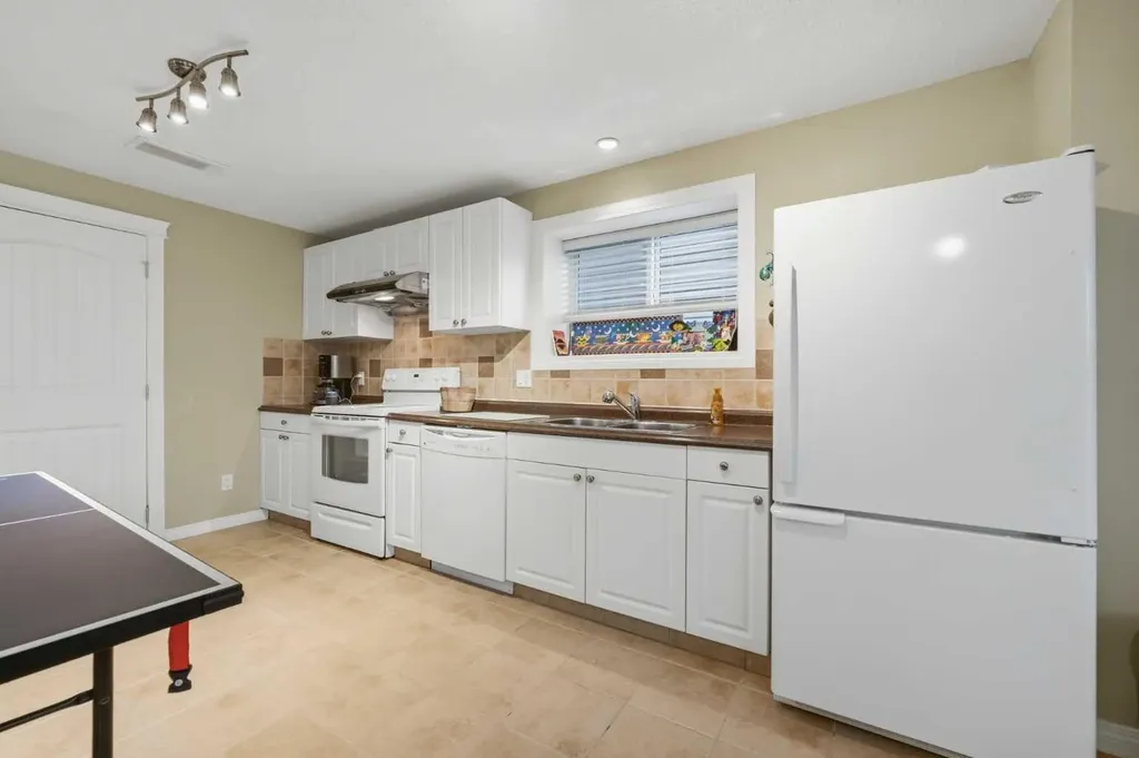 172 Sherwood Mews NW Calgary AB T3R 0G1