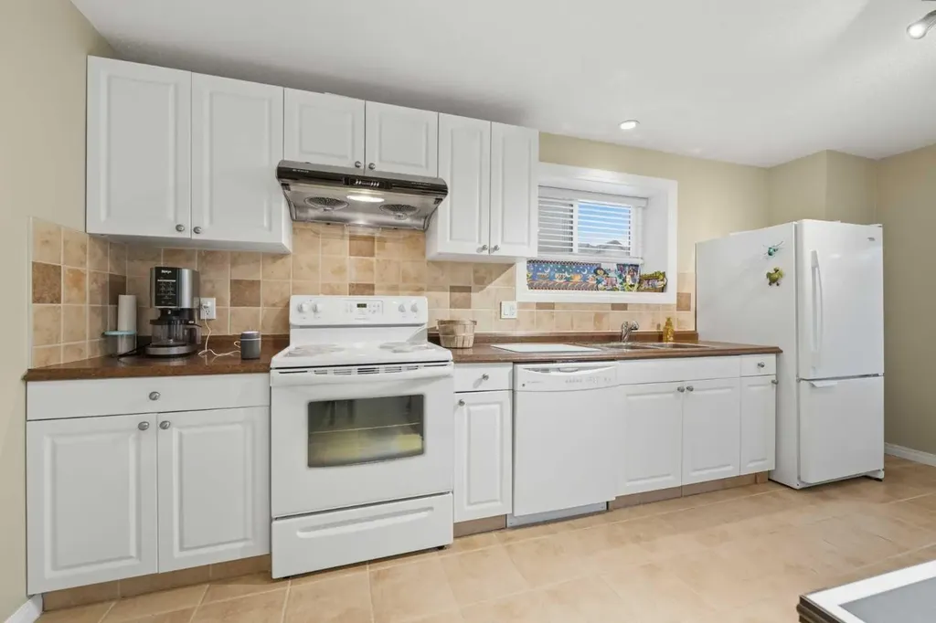 172 Sherwood Mews NW Calgary AB T3R 0G1