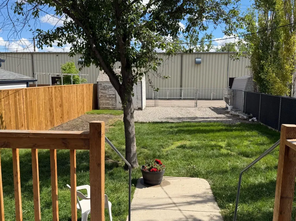 526 51 Avenue Coalhurst AB T0L 0V0