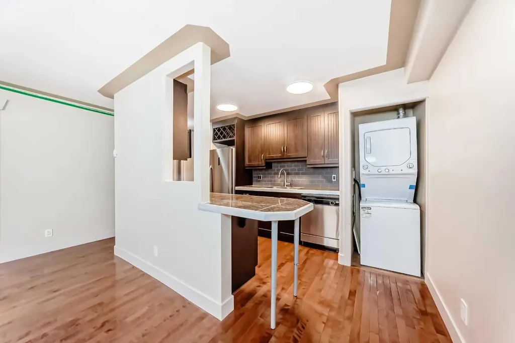 2417 17 Street SW Calgary AB T2T 4M9