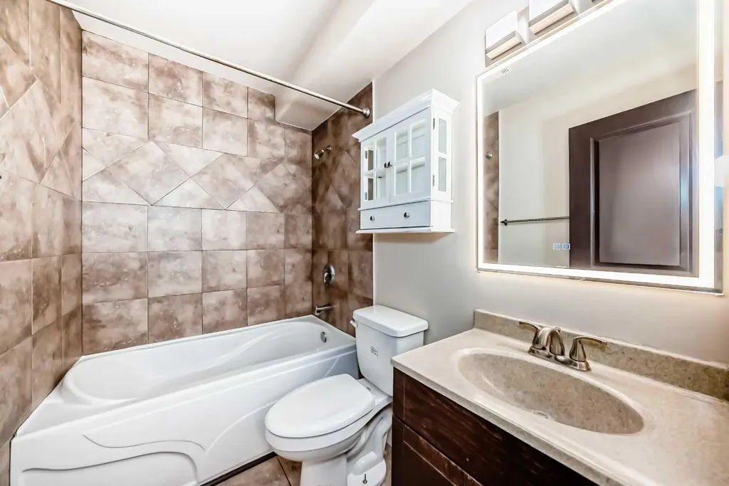 2417 17 Street SW Calgary AB T2T 4M9
