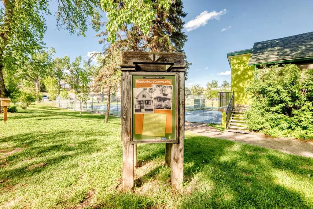 2417 17 Street SW Calgary AB T2T 4M9