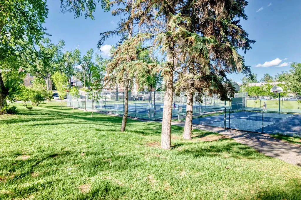 2417 17 Street SW Calgary AB T2T 4M9