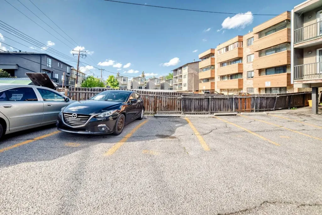 2417 17 Street SW Calgary AB T2T 4M9