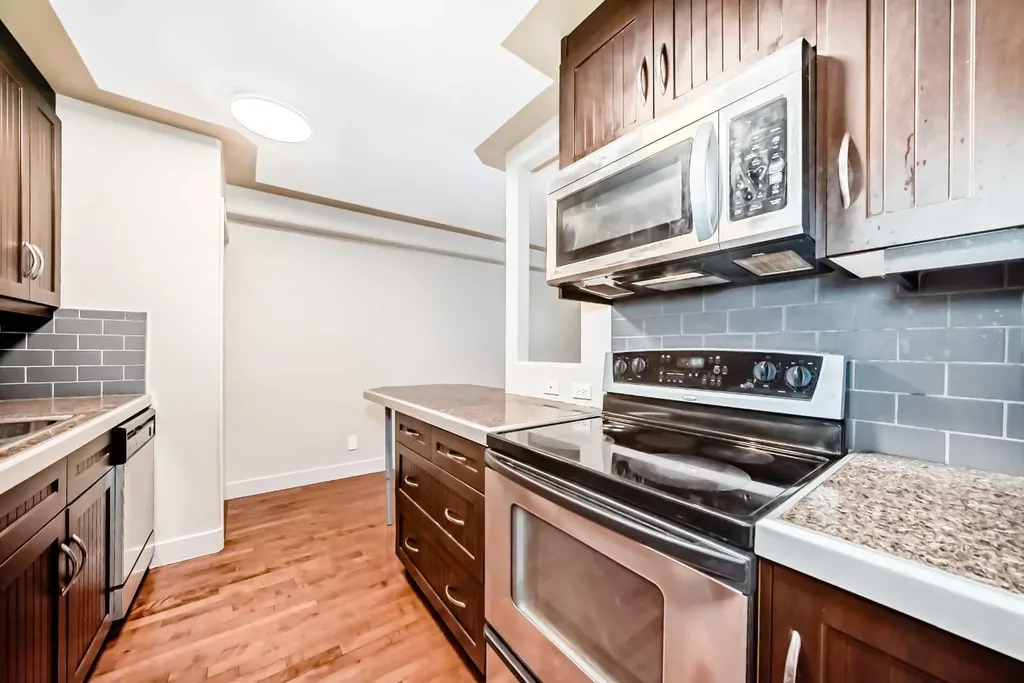 2417 17 Street SW Calgary AB T2T 4M9