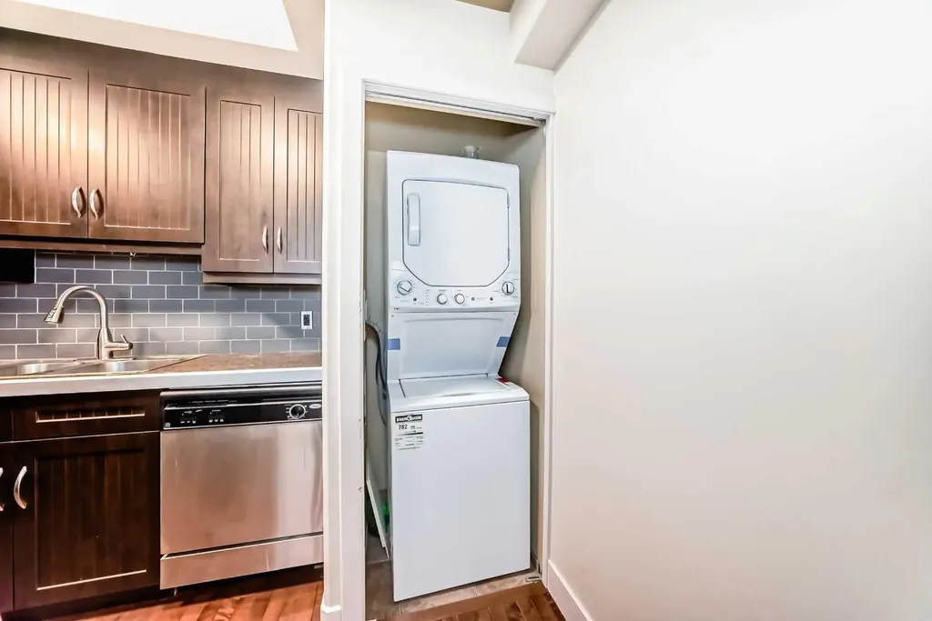 2417 17 Street SW Calgary AB T2T 4M9