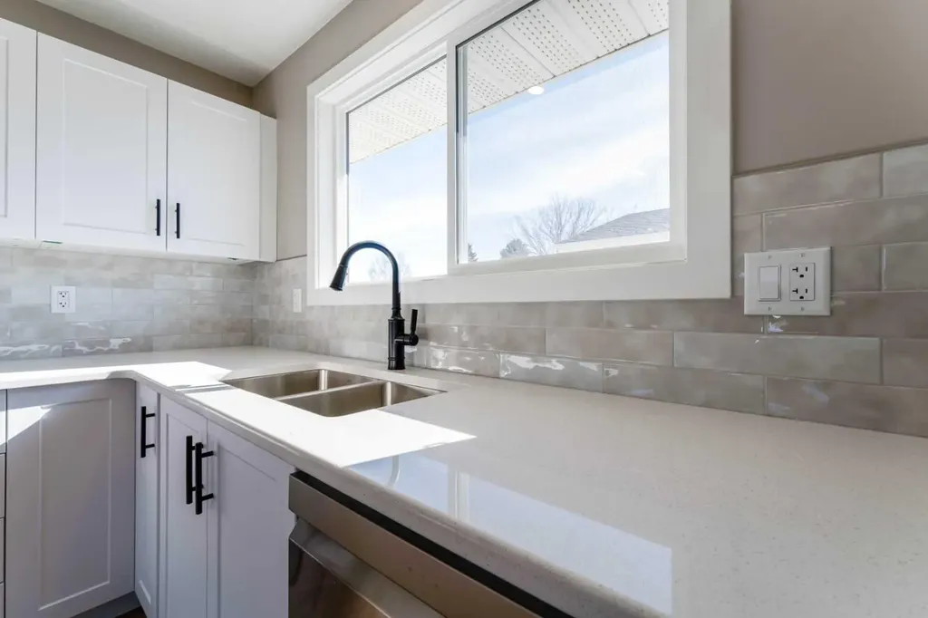 25 Osborne Street Red Deer AB T4N 5C1