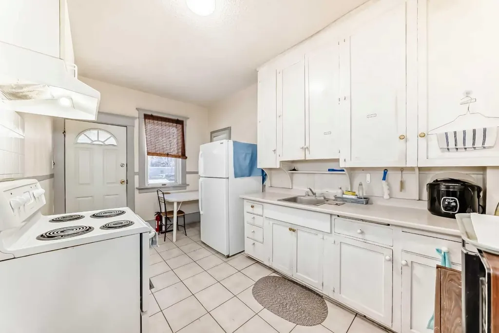 1227 13 Avenue SW Calgary AB T3C 0T2