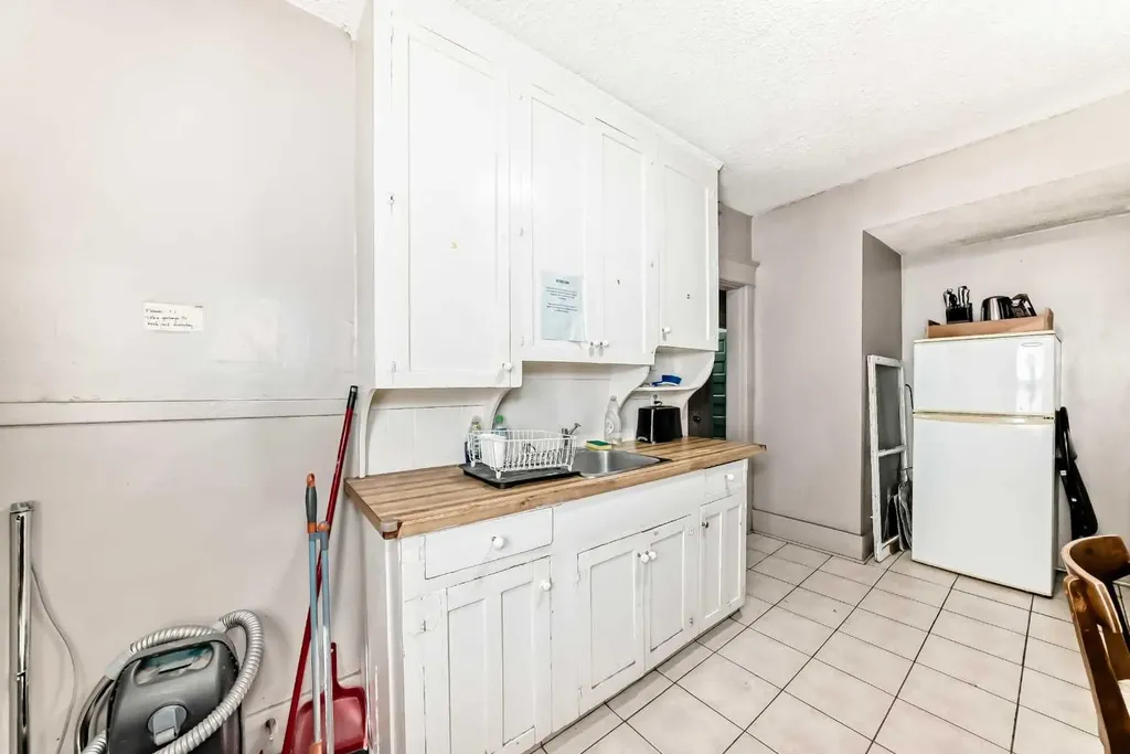 1227 13 Avenue SW Calgary AB T3C 0T2