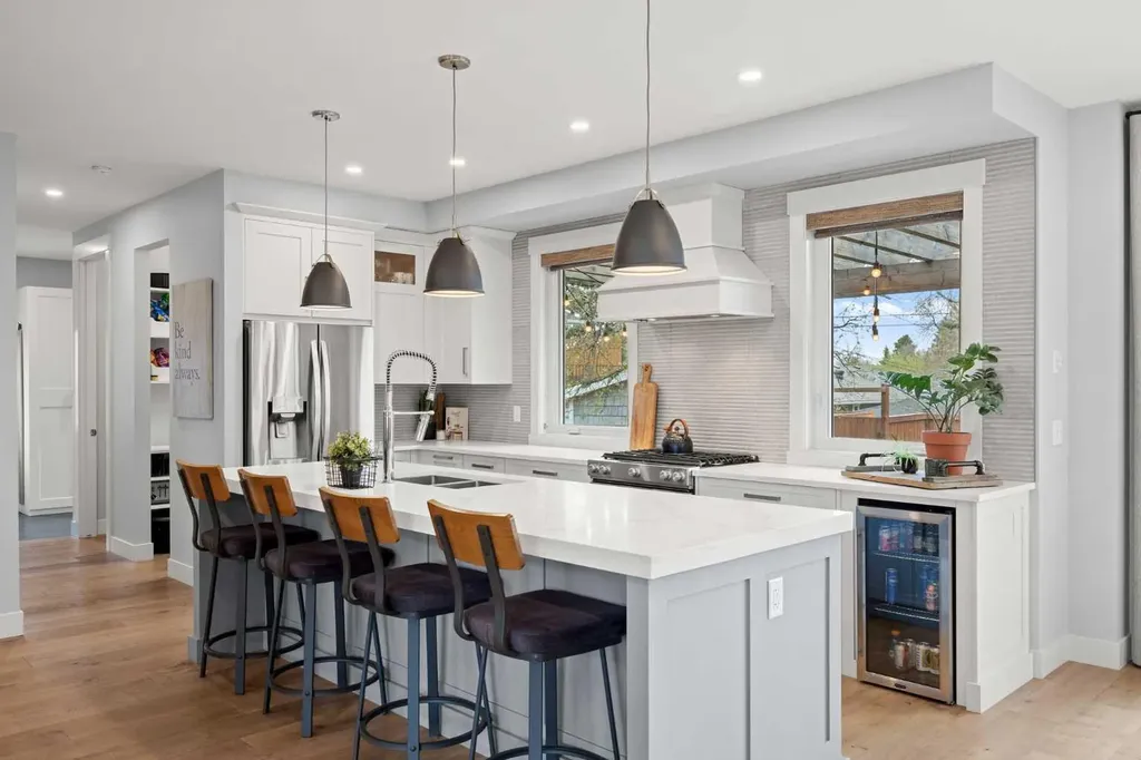 2223 Glenwood Drive SW Calgary AB T3E 3Y7