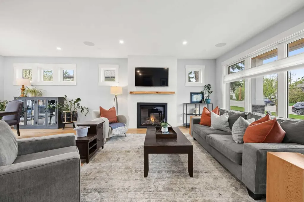 2223 Glenwood Drive SW Calgary AB T3E 3Y7