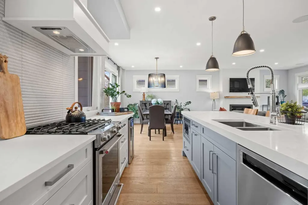2223 Glenwood Drive SW Calgary AB T3E 3Y7