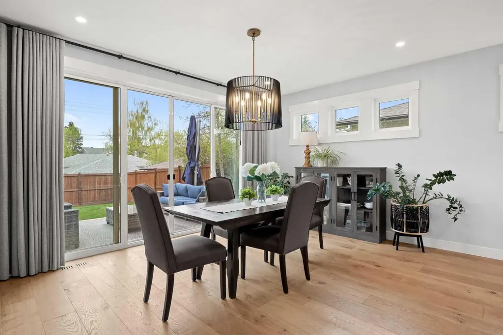 2223 Glenwood Drive SW Calgary AB T3E 3Y7