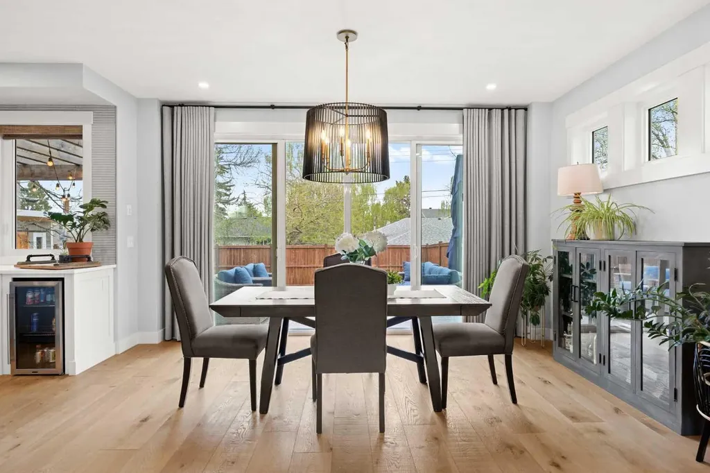 2223 Glenwood Drive SW Calgary AB T3E 3Y7