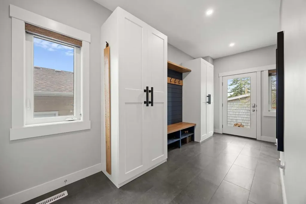 2223 Glenwood Drive SW Calgary AB T3E 3Y7