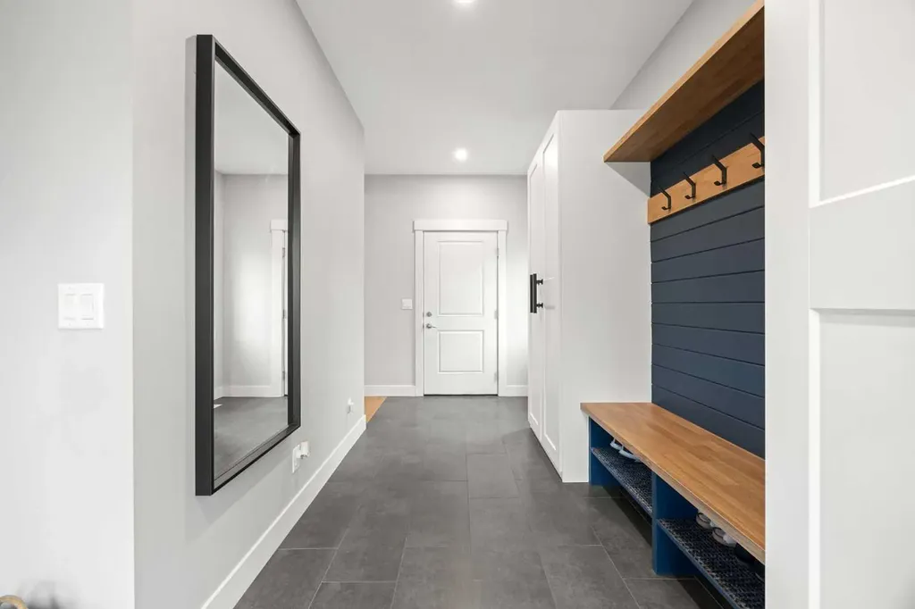 2223 Glenwood Drive SW Calgary AB T3E 3Y7