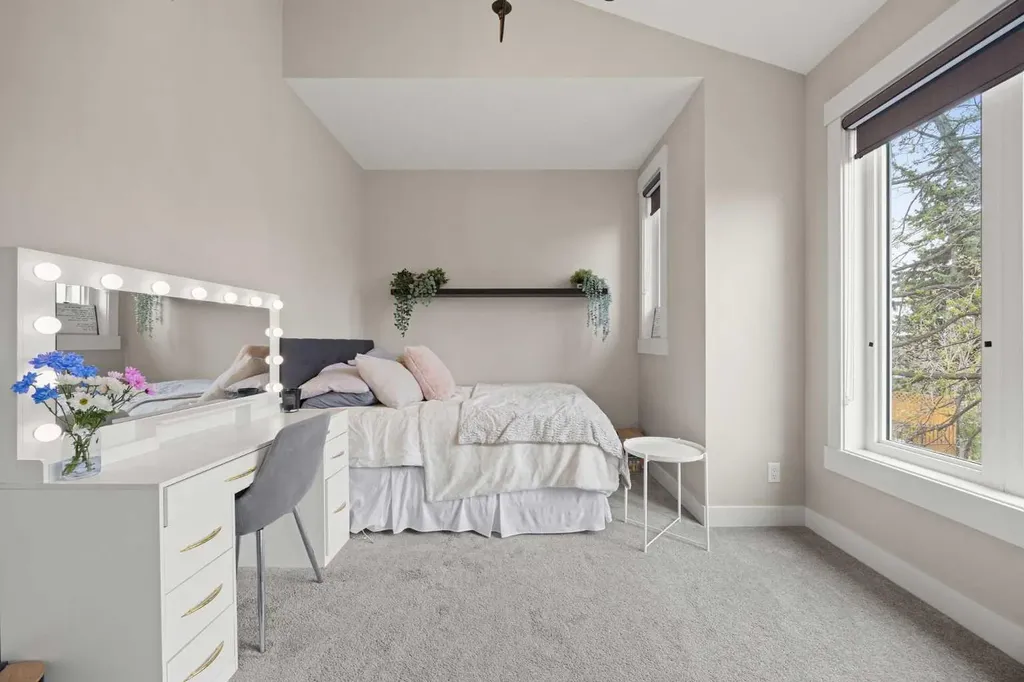 2223 Glenwood Drive SW Calgary AB T3E 3Y7