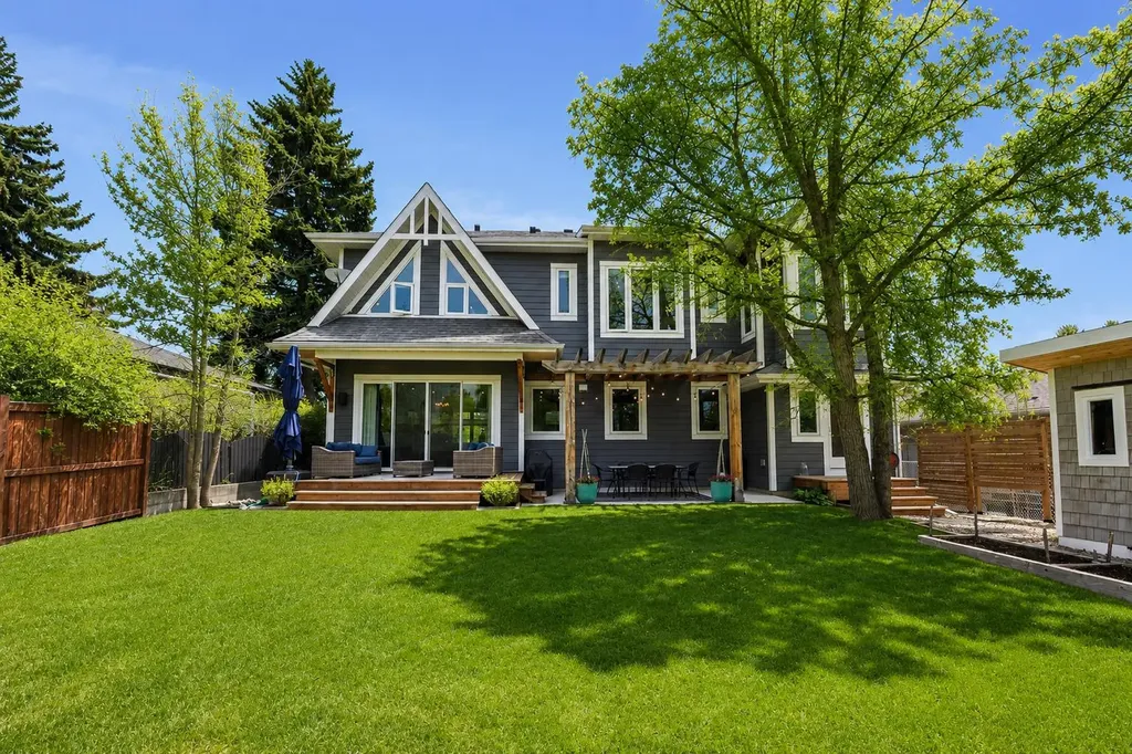 2223 Glenwood Drive SW Calgary AB T3E 3Y7