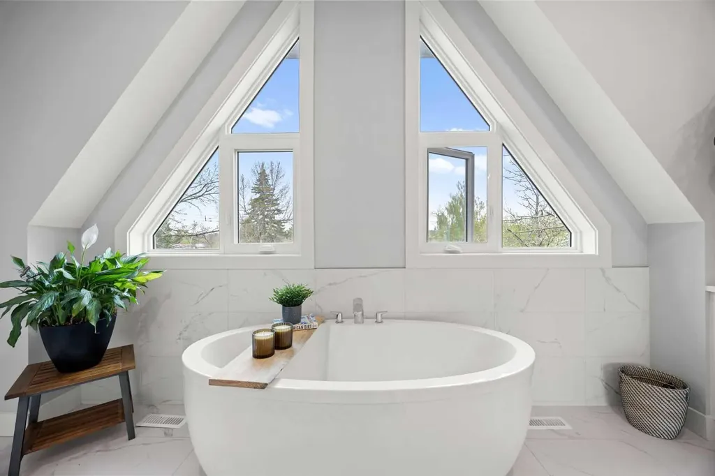 2223 Glenwood Drive SW Calgary AB T3E 3Y7