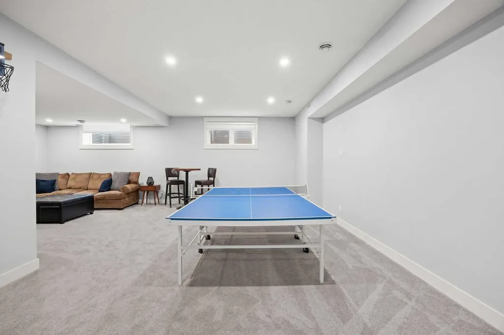 2223 Glenwood Drive SW Calgary AB T3E 3Y7