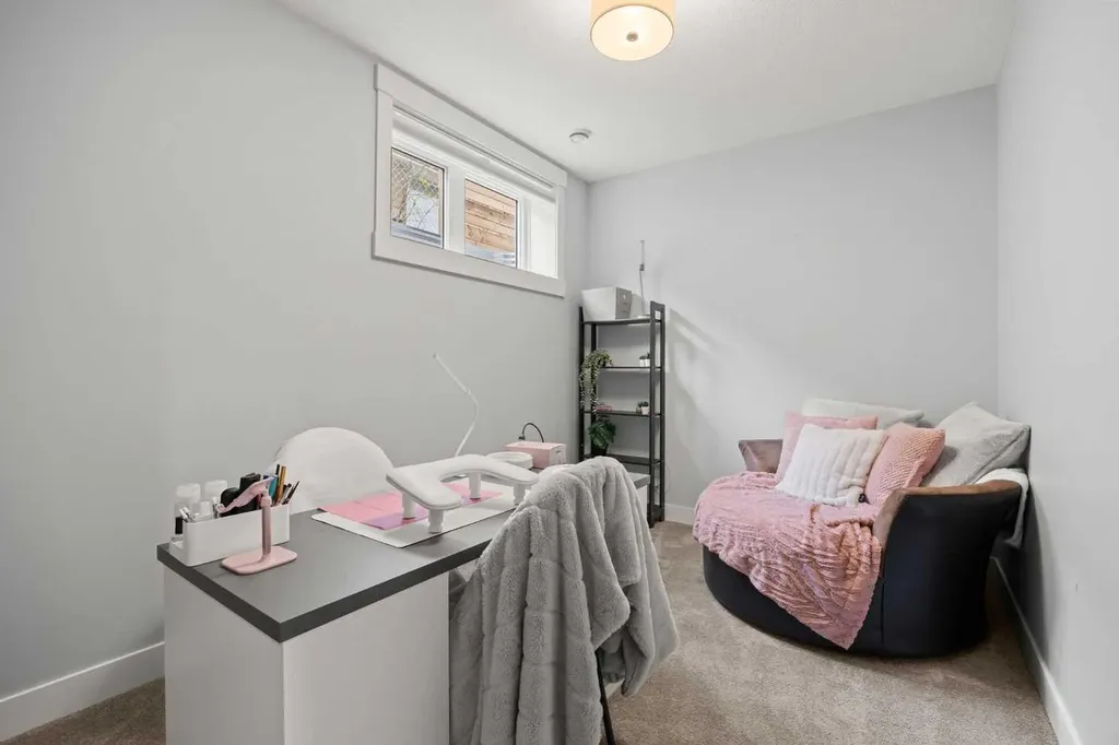 2223 Glenwood Drive SW Calgary AB T3E 3Y7