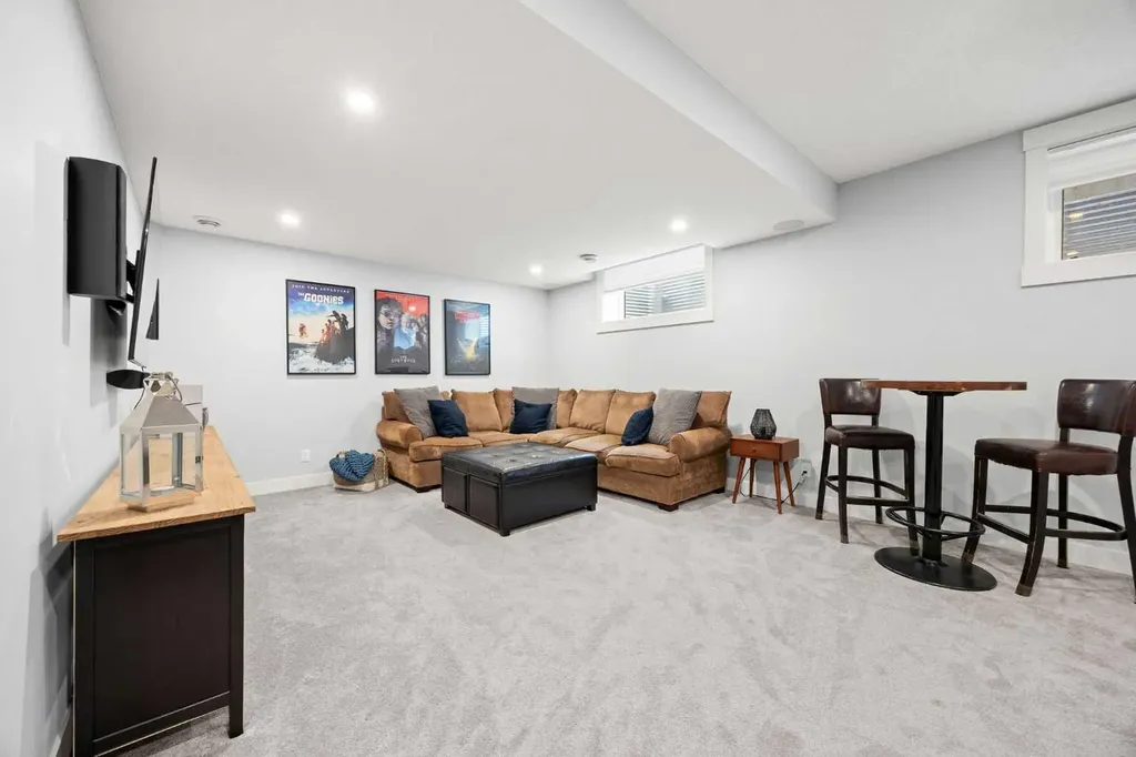 2223 Glenwood Drive SW Calgary AB T3E 3Y7