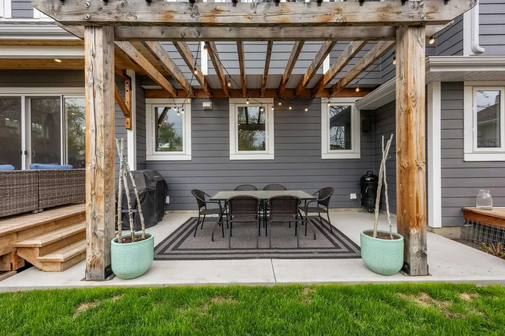 2223 Glenwood Drive SW Calgary AB T3E 3Y7