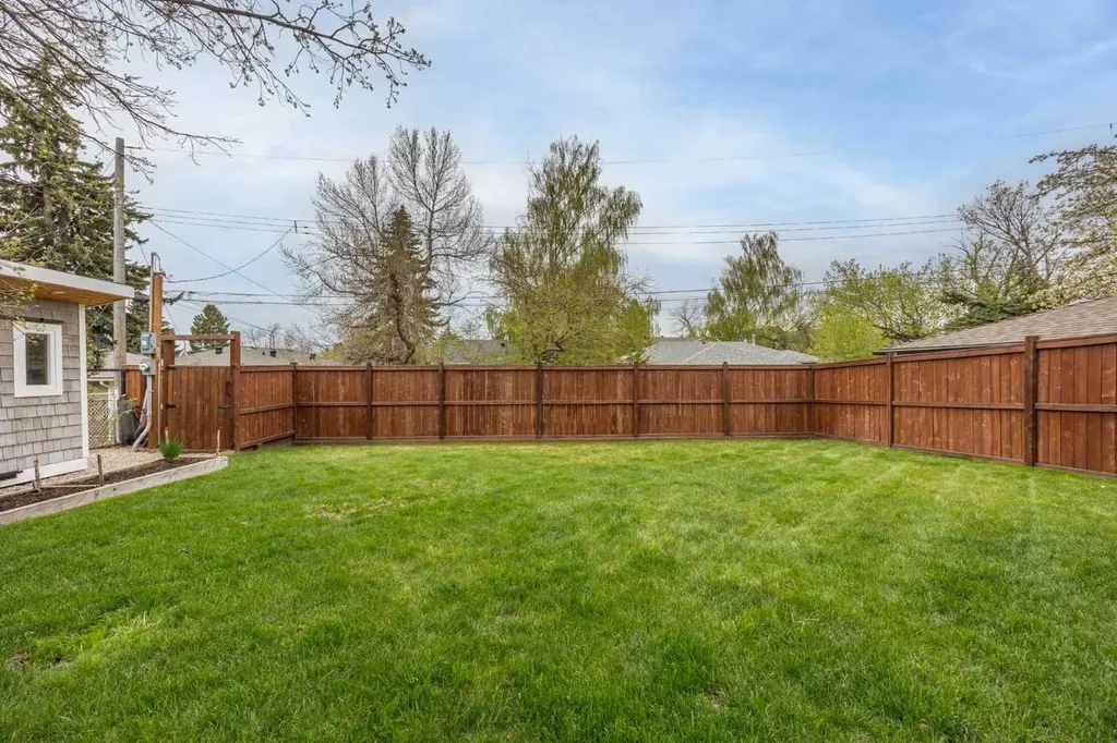 2223 Glenwood Drive SW Calgary AB T3E 3Y7