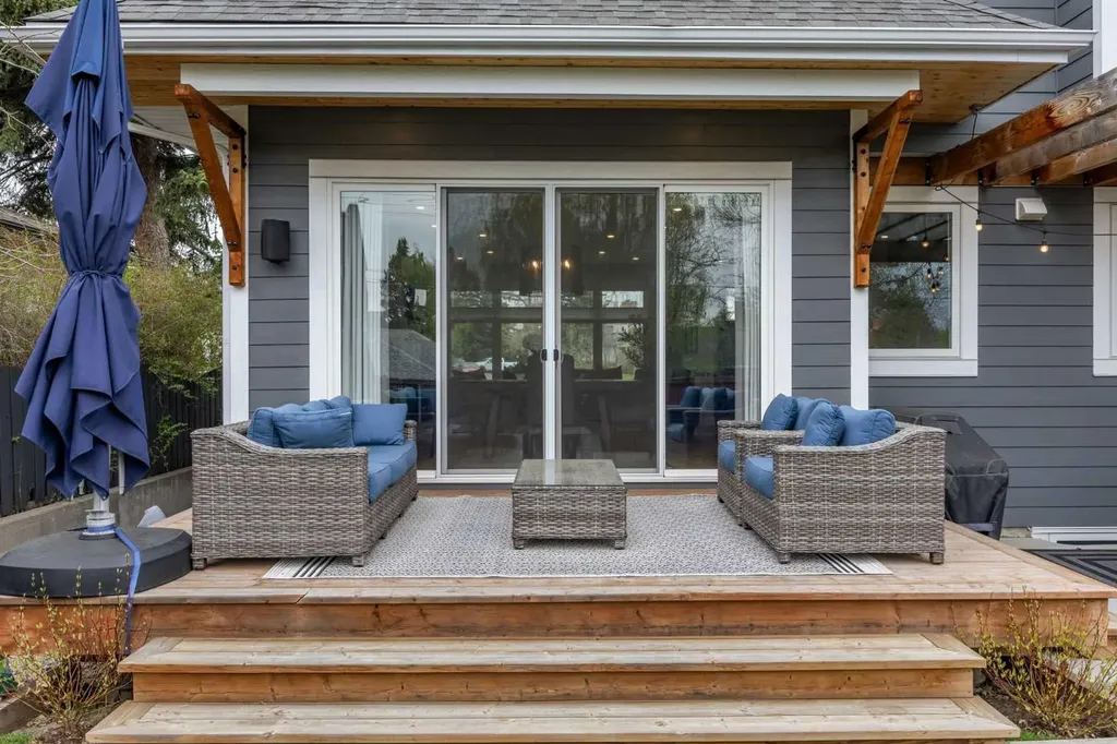 2223 Glenwood Drive SW Calgary AB T3E 3Y7