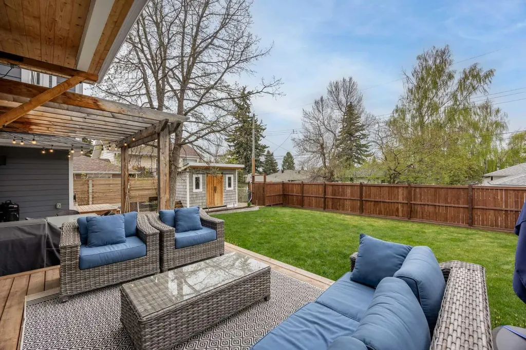 2223 Glenwood Drive SW Calgary AB T3E 3Y7