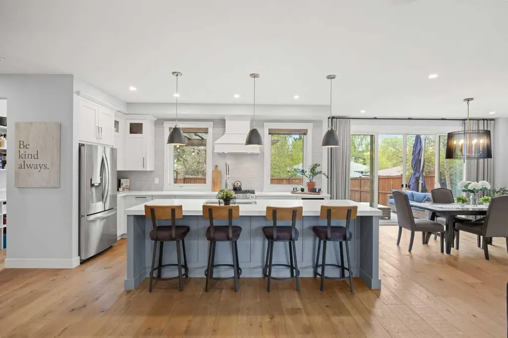 2223 Glenwood Drive SW Calgary AB T3E 3Y7