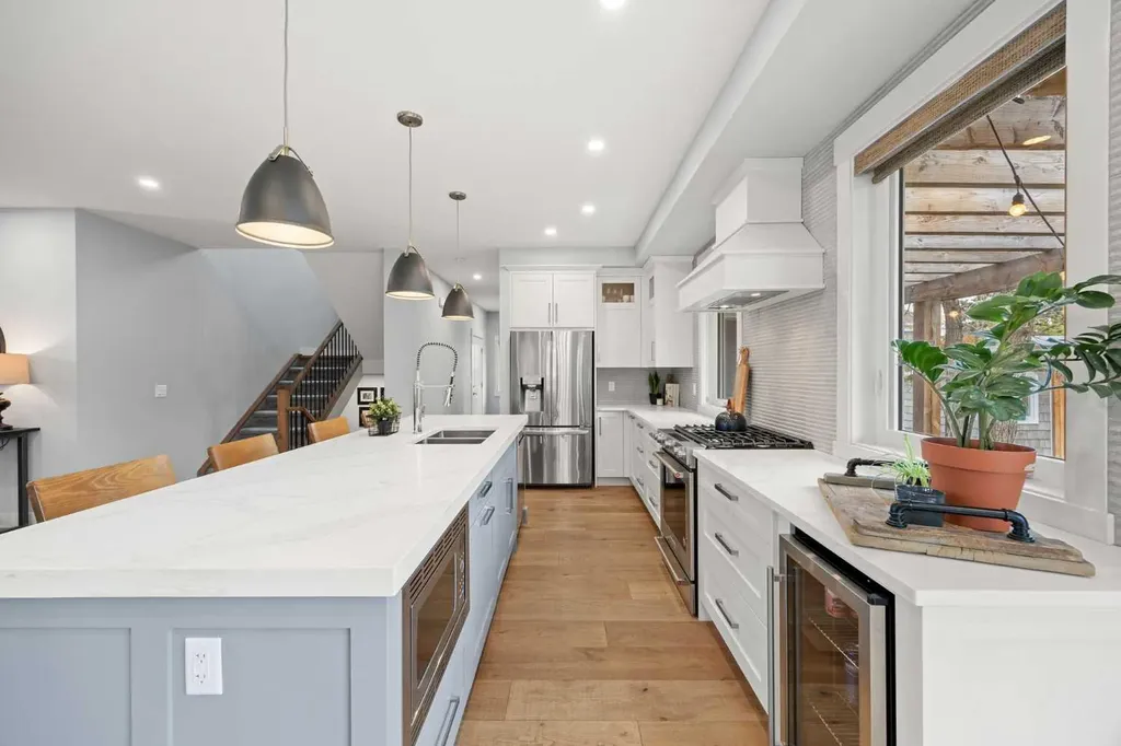 2223 Glenwood Drive SW Calgary AB T3E 3Y7