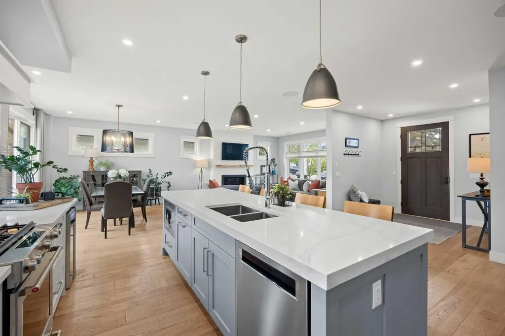 2223 Glenwood Drive SW Calgary AB T3E 3Y7